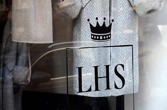 LHS fur er et dansk brand, der designer eksklusive pelsjakker og parkajakker.
Alle jakker er lavet af 100% ægte premium pels.